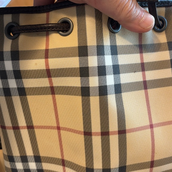 Burberry plaid bucket bag in excellent condition - Picture 9 of 15